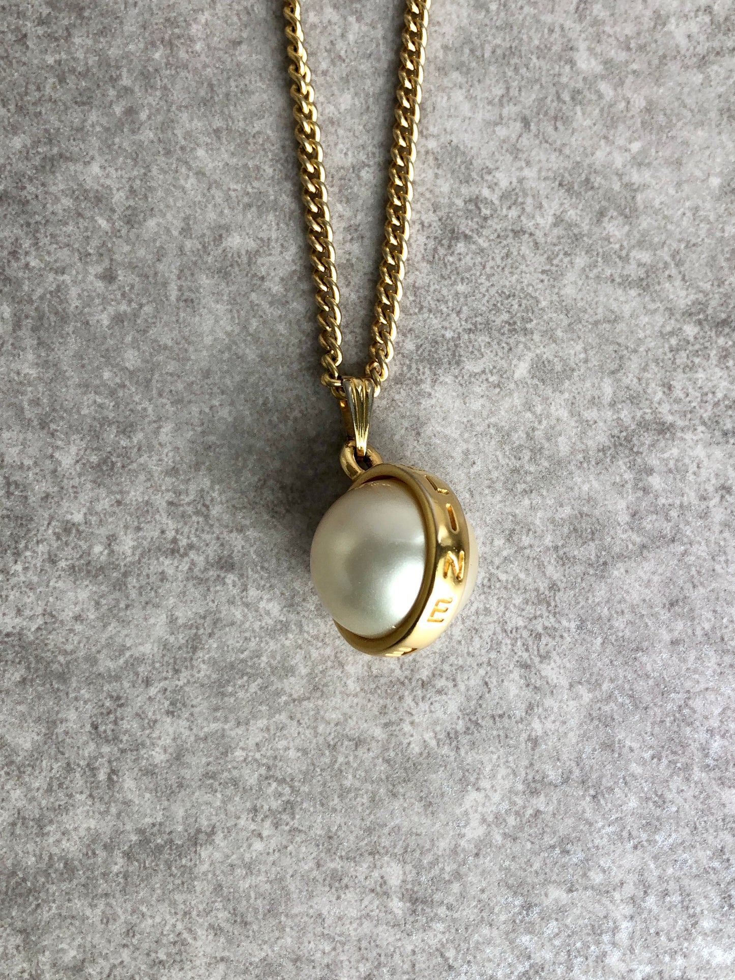 CELINE Logo Pearl Necklace Gold Vintage igjaxf