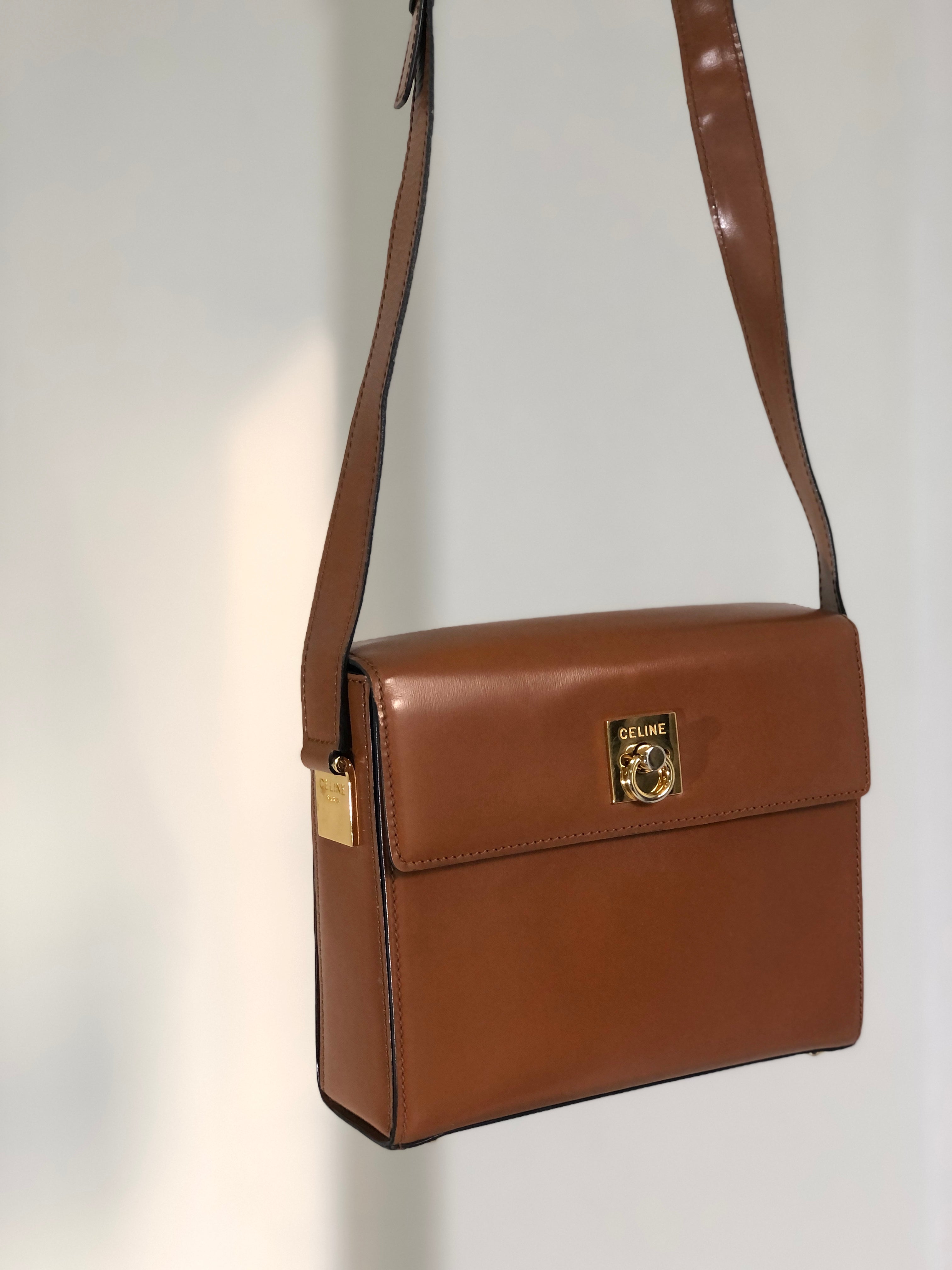 CELINE Logo Gancini Leather Box Shoulder bag Camel Vintage Old Celine –  VintageShop solo