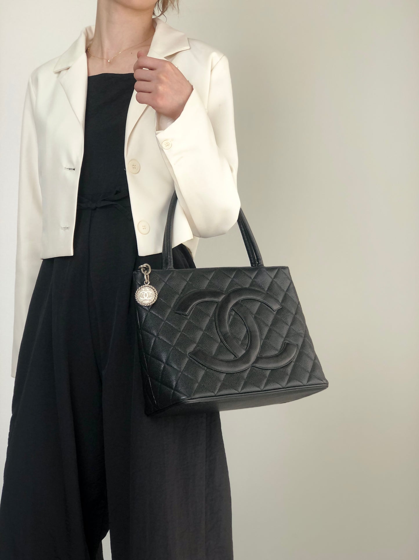 CHANEL Coco Mark Caviar Leather Handbag Black Vintage c6sifv