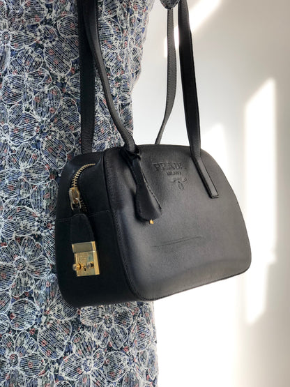 PRADA logoEmbossed  saffiano leather  side lock shoulder bag black Vintage Old 7yy5td