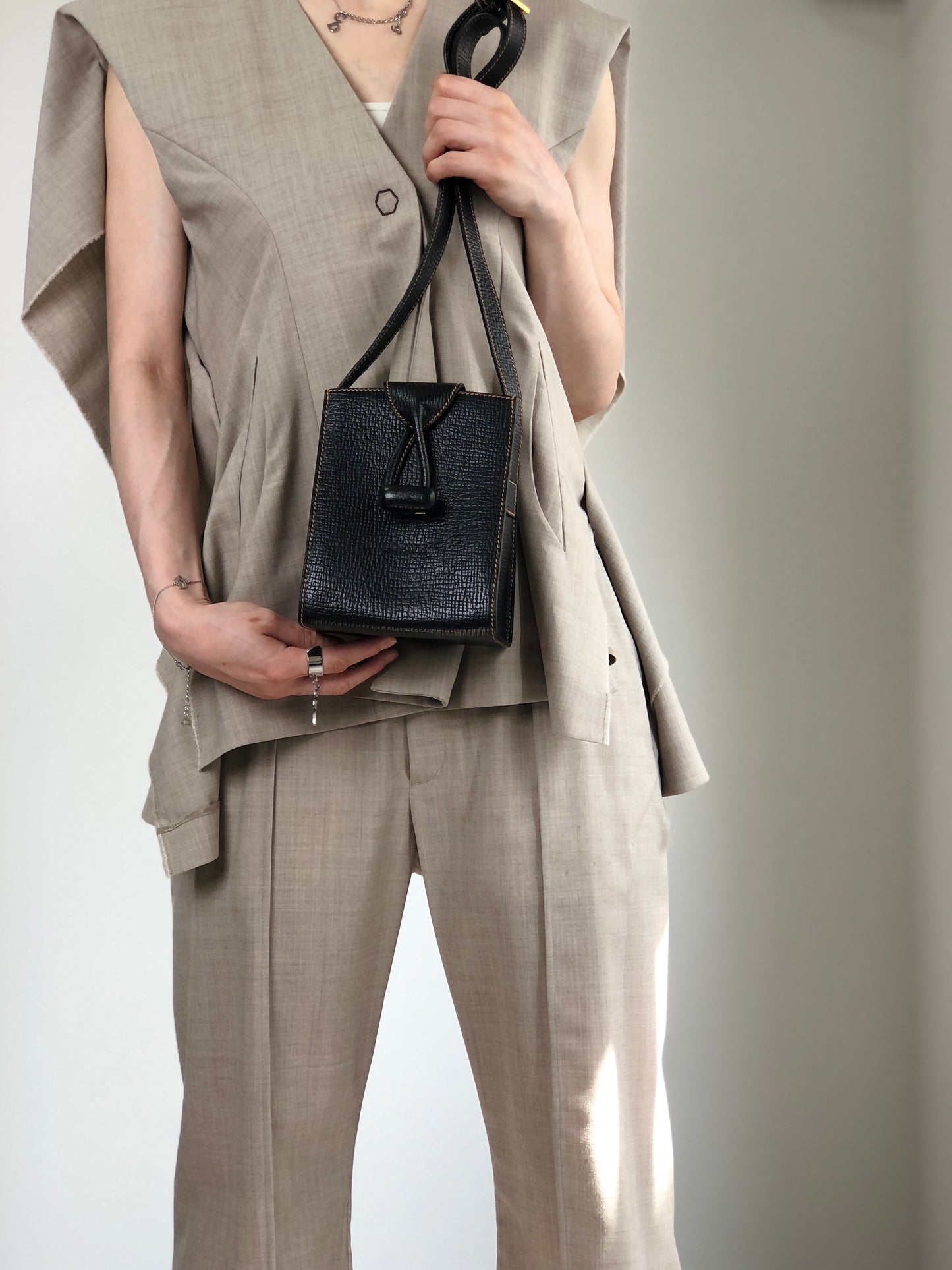 LOEWE Logo Turn Lock Shoulder bag Black Vintage 4uy7z7