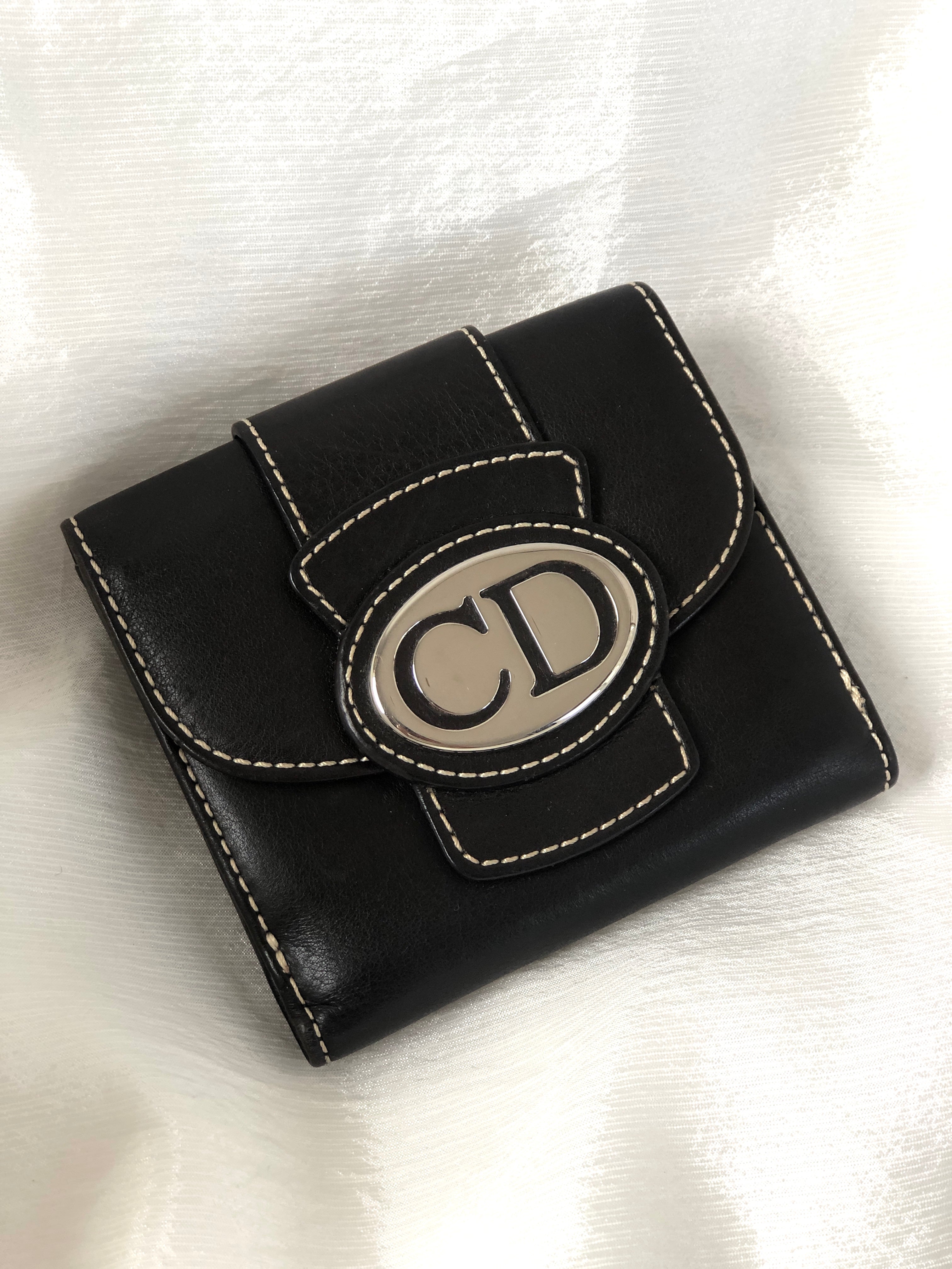 Christian Dior CD Logo Leather Folded Wallet Brown Vintage 8jdhim –  VintageShop solo