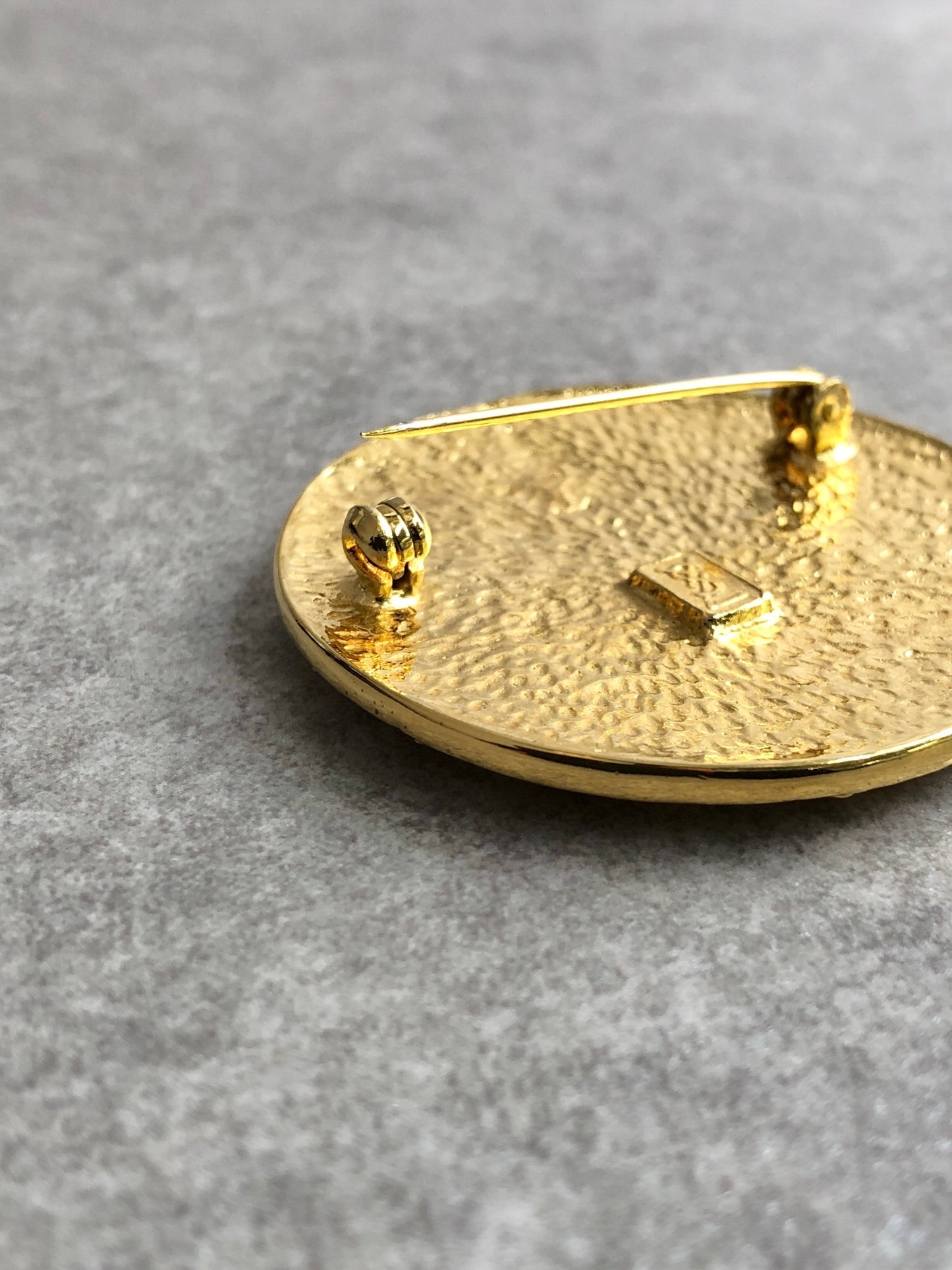 Yves Saint Laurent Logo Motif  Brooch Gold Vintage 37uc8r