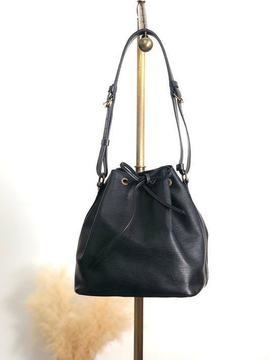 LOUIS VUITTON Epi Drawstring Shoulder bag Black Vintage d2i73r