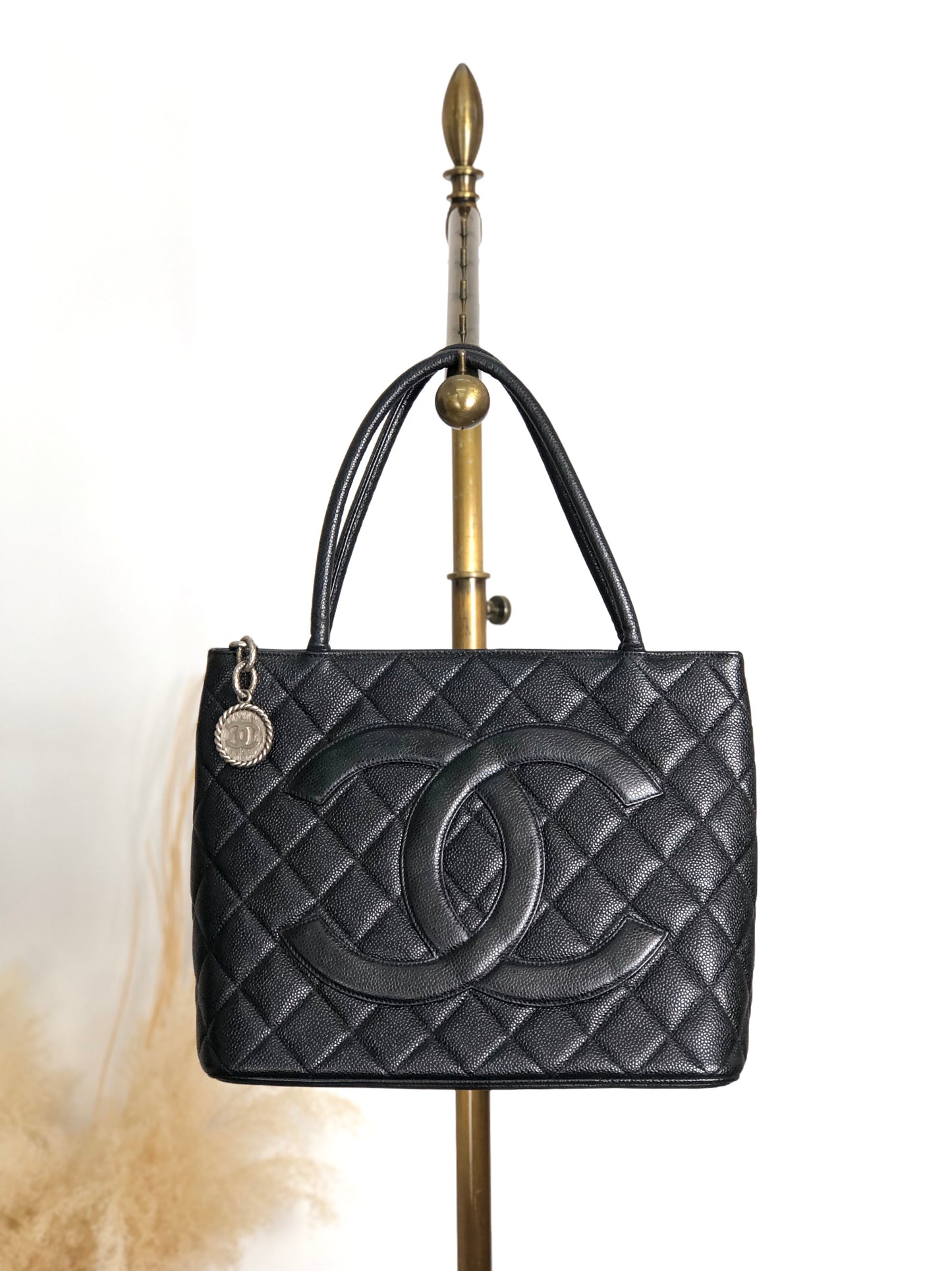 CHANEL Coco Mark Caviar Leather Handbag Black Vintage c6sifv