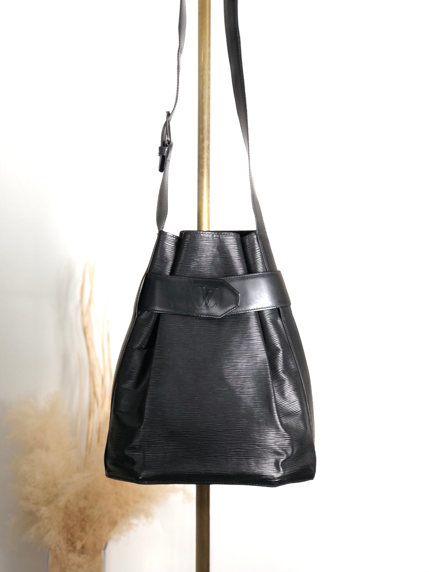 LOUIS VUITTON Epi Drawstring Shoulder bag Black Vintage v8epcv