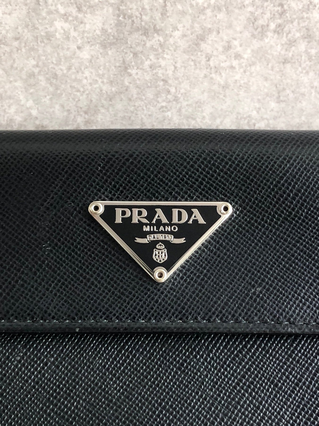 PRADA 三角形標誌折疊皮夾 黑色復古 agipjp