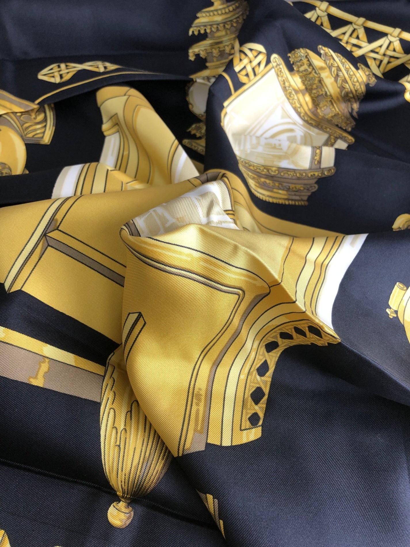 HERMES Silk Scarf Black×Gold Vintage 4zy8gj
