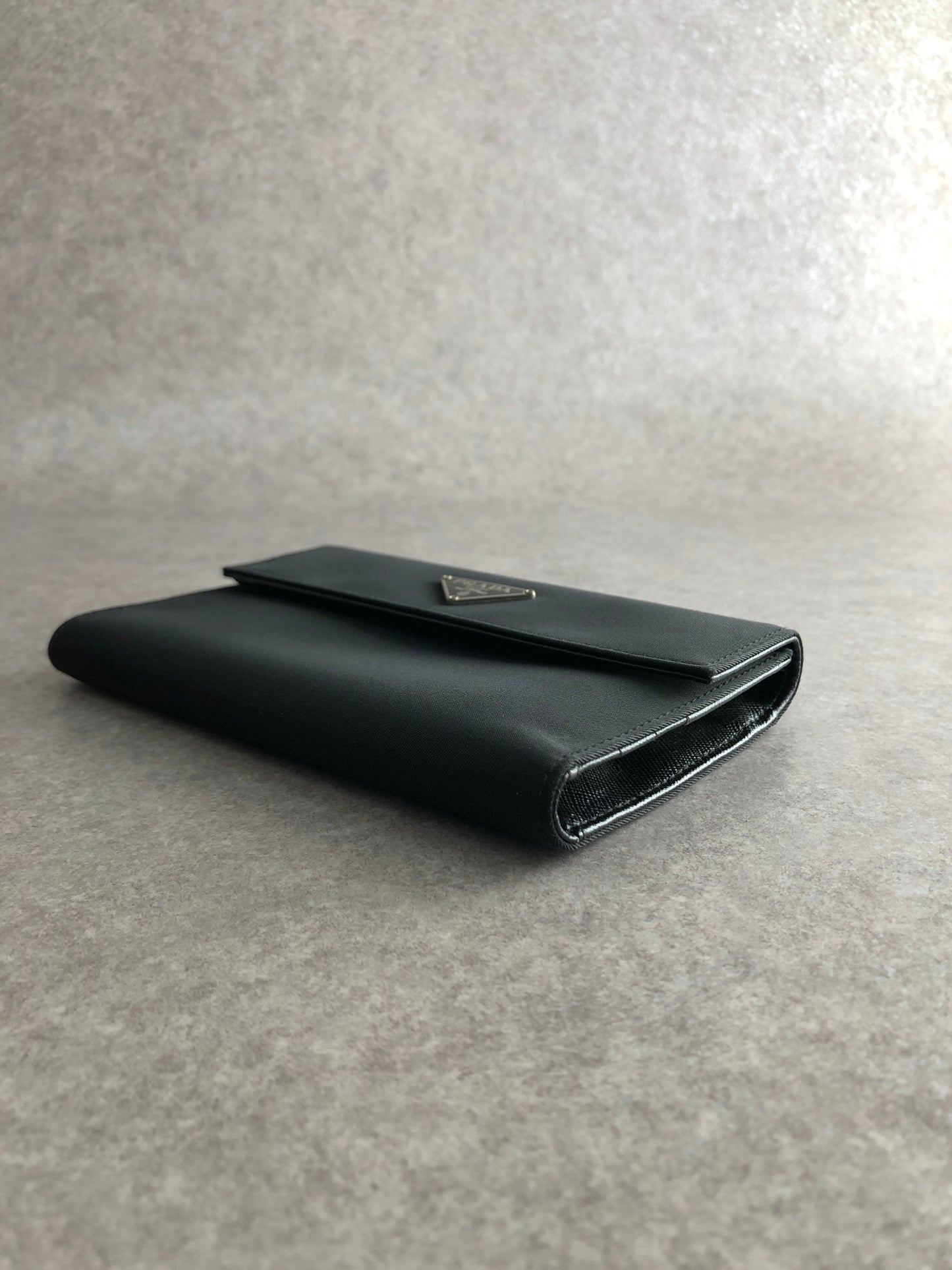 PRADA Triangle Logo Trifold Wallet Black Vintage vyy3iv