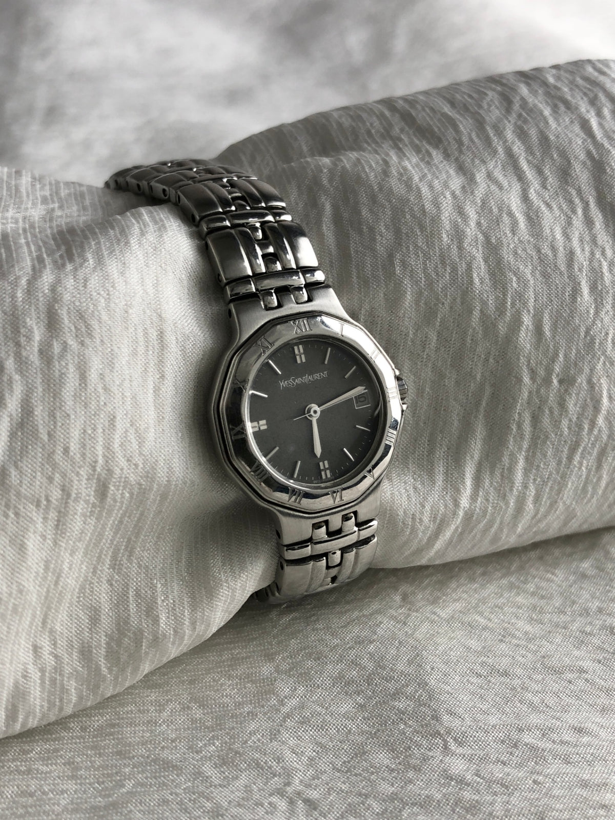 Yves Saint Laurent Logo Quartz Watch Silver 9613-H22714 Vintage w3ynyr