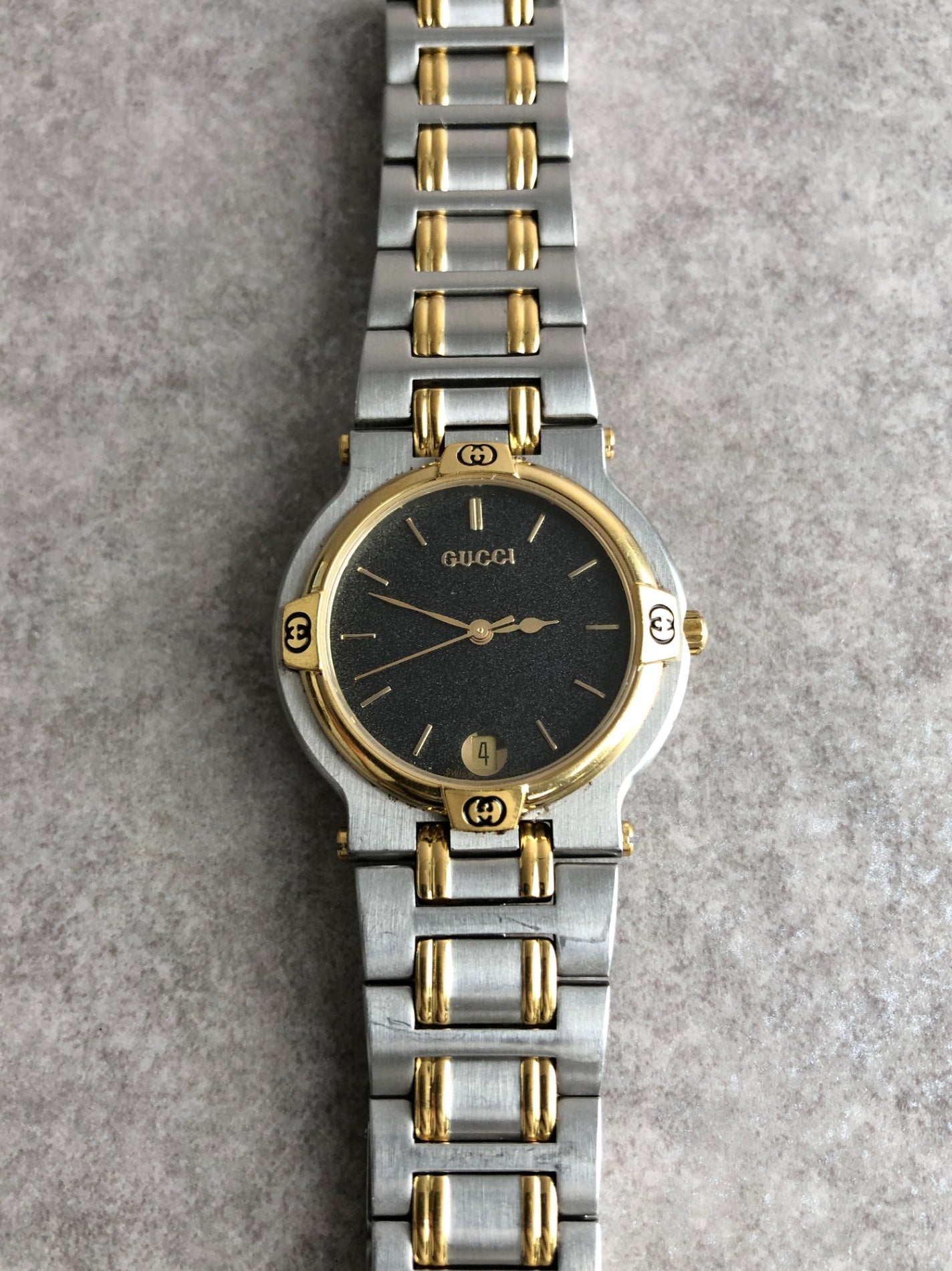 GUCCI Logo Quartz Watch Silver×Gold 9000Ｍ Vintage sfxwi2