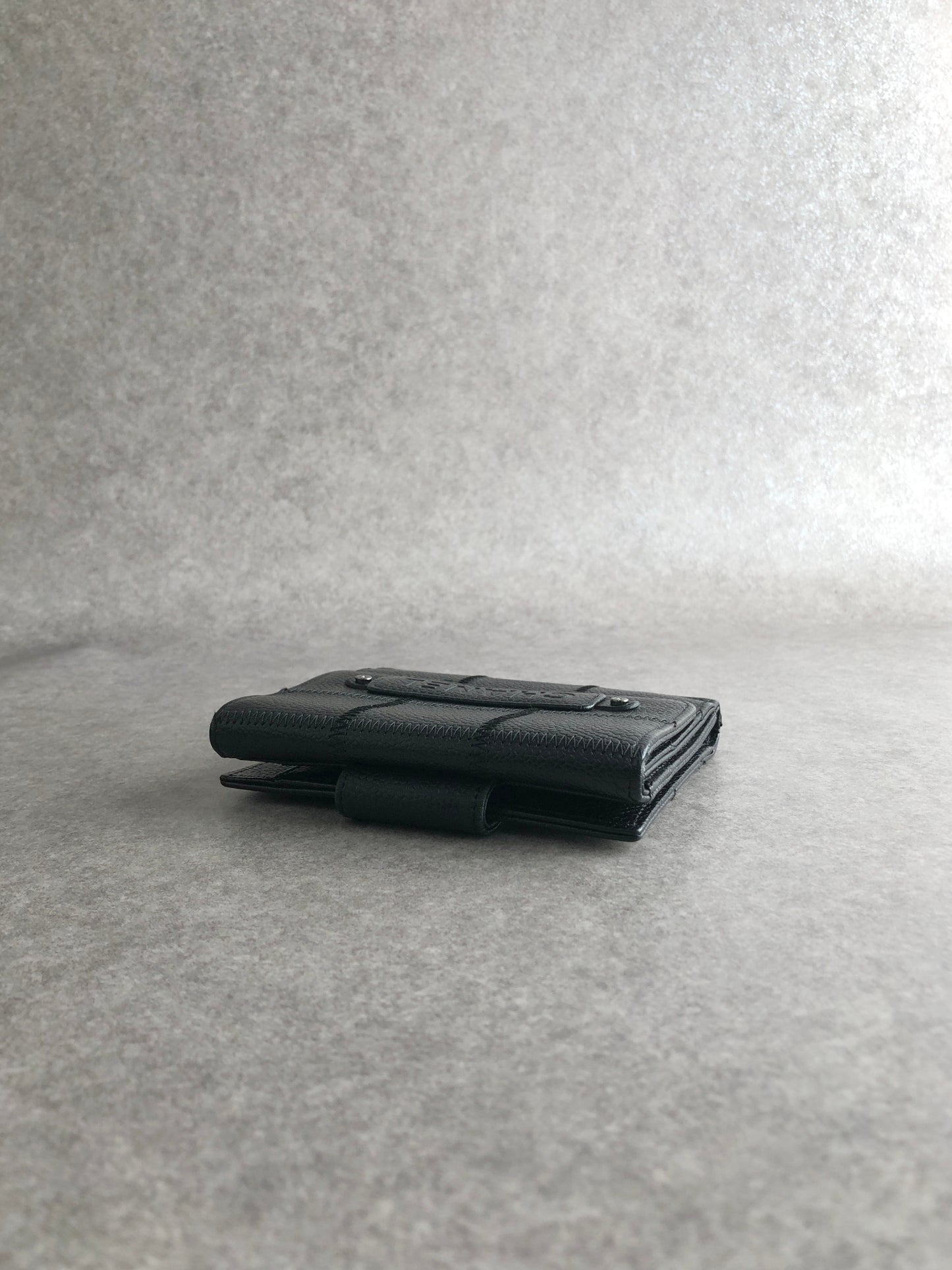 CHANEL Chocolate Bar Folded Wallet Black Vintage 2r56zg