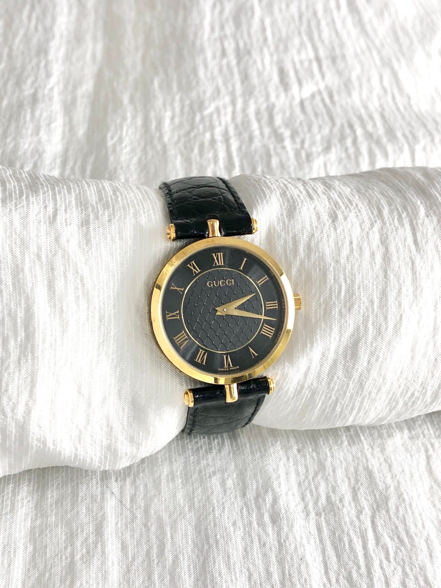 GUCCI Logo Watch Black 2040M Vintage mr6i3u