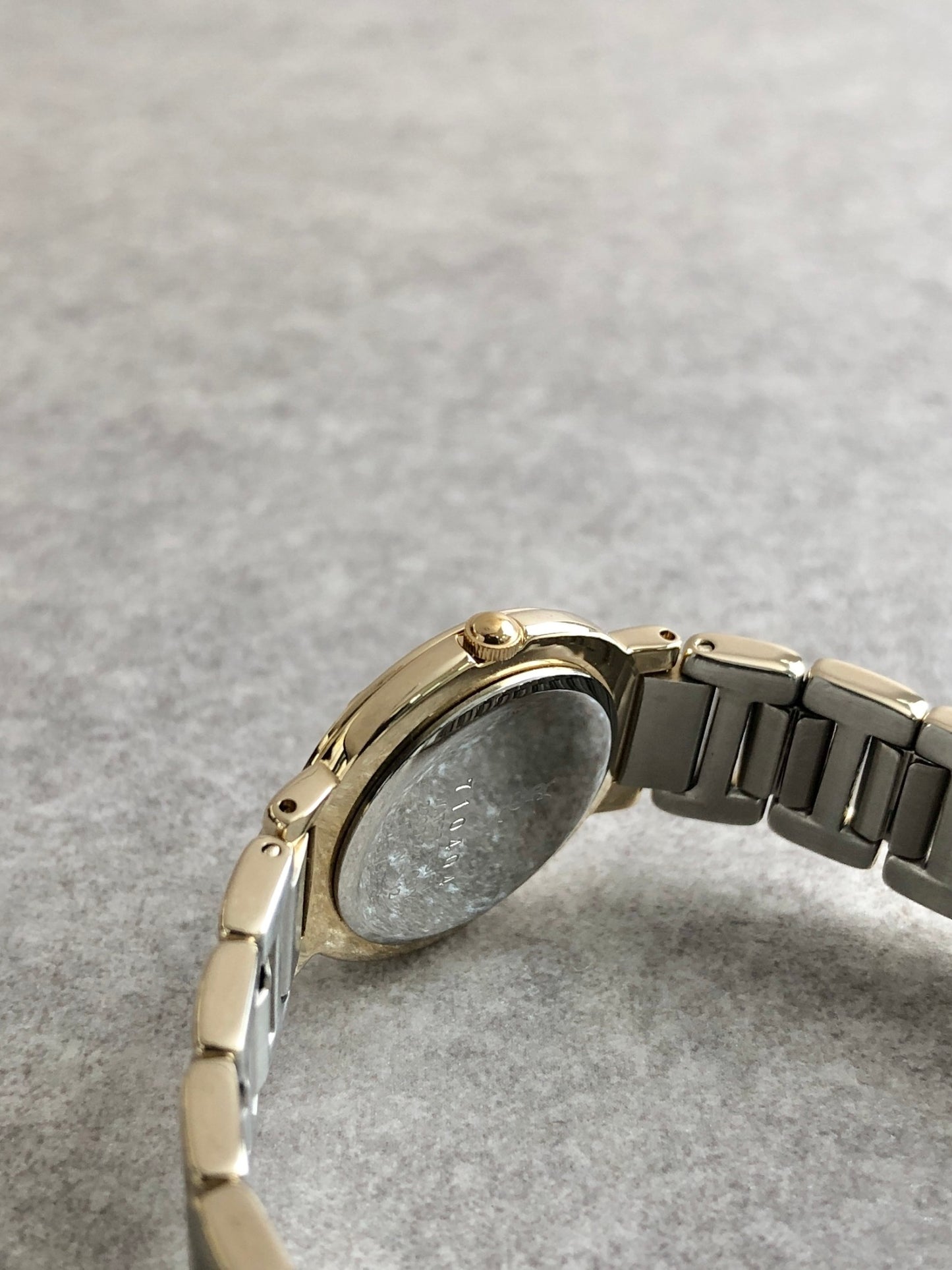 Yves Saint Laurent YSL Logo Watch Gold 2200-229789Y Vintage xyyehf