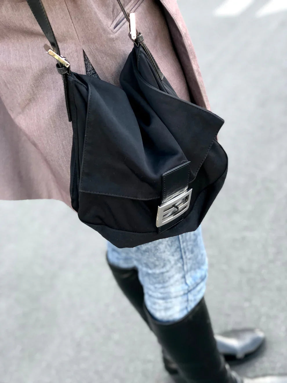 FENDI Logo Shoulder bag Black Vintage vvvemn