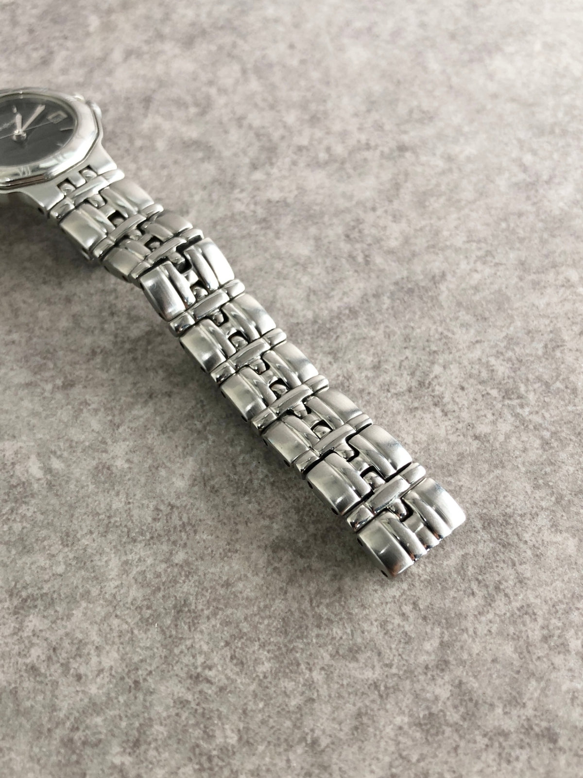 Yves Saint Laurent Logo Quartz Watch Silver 9613-H22714 Vintage w3ynyr