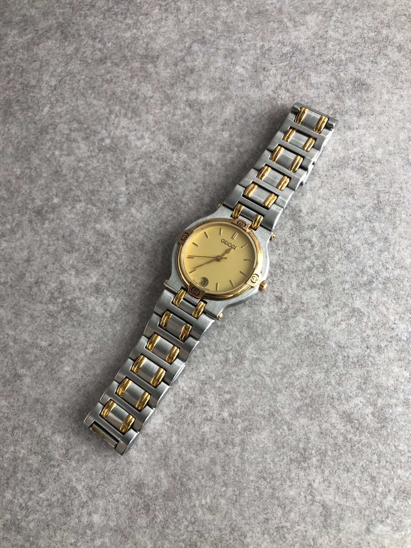 GUCCI Logo Quartz Watch Silver×Gold 9000M Vintage 3jsnej