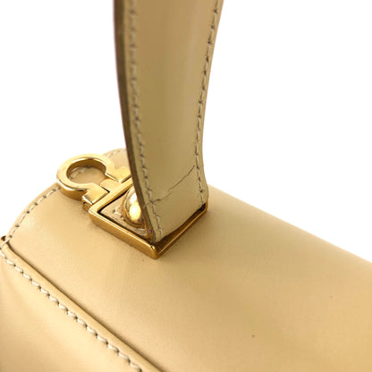 Salvatore Ferragamo Gancini 皮革頂部手把手提包米色復古 2xyxrd 