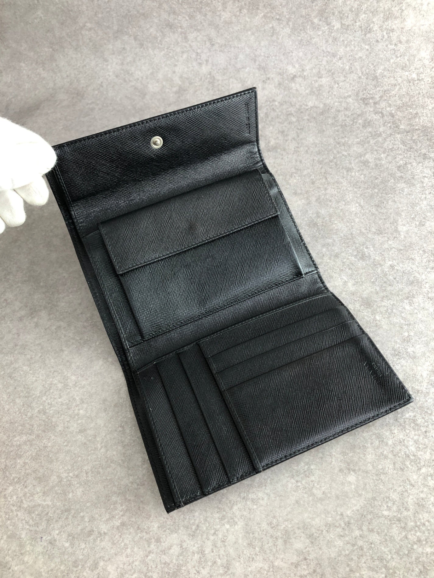 PRADA Triangle Logo Trifold Wallet Black Vintage vyy3iv