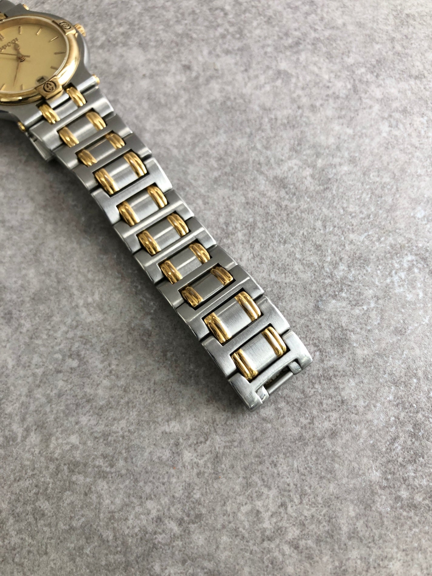 GUCCI Logo Quartz Watch Silver×Gold 9000M Vintage 3jsnej