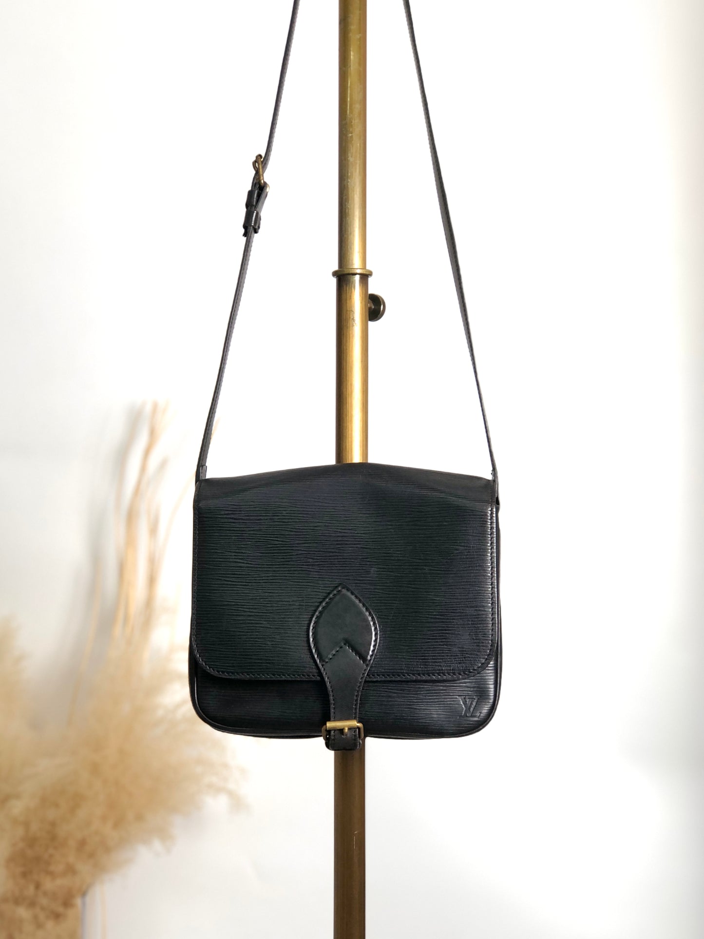 LOUIS VUITTON Epi Front Buckle  Shoulder bag Black Vintage ipzw8h