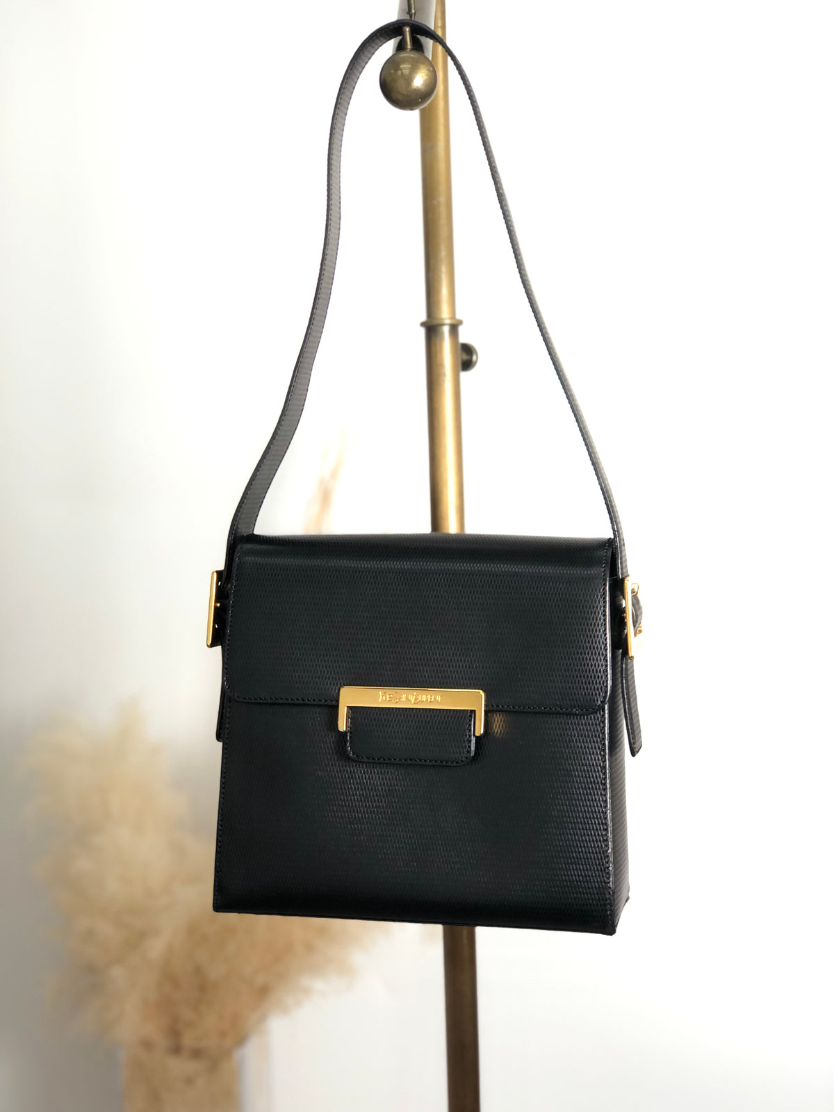 Yves Saint Laurent Logo Shoulder bag Black Vintage avbr5u 
