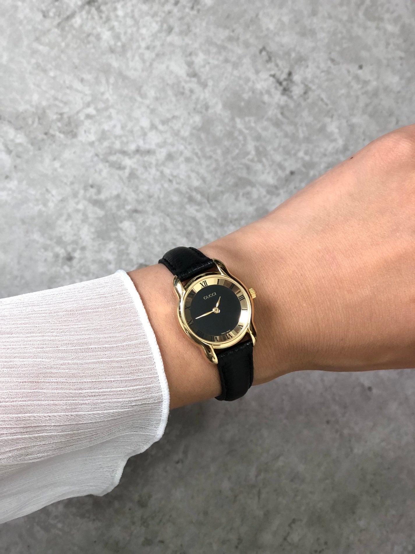 GUCCI Logo Quartz Watch Black×Gold Vintage zt6np6 – VintageShop solo