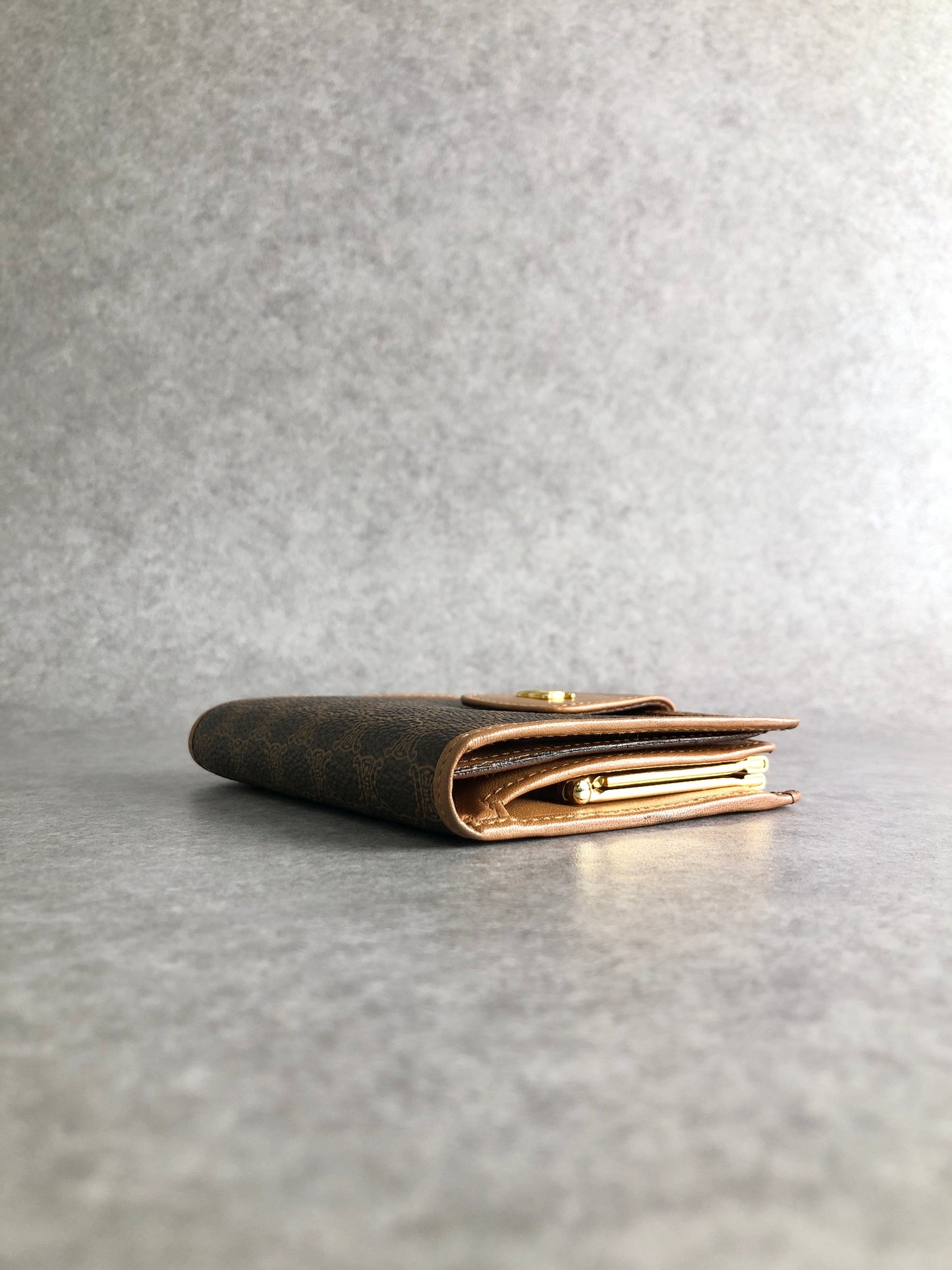 CELINE Macadam Blason Metal Clasp Folded Wallet Brown Vintage vsfyif