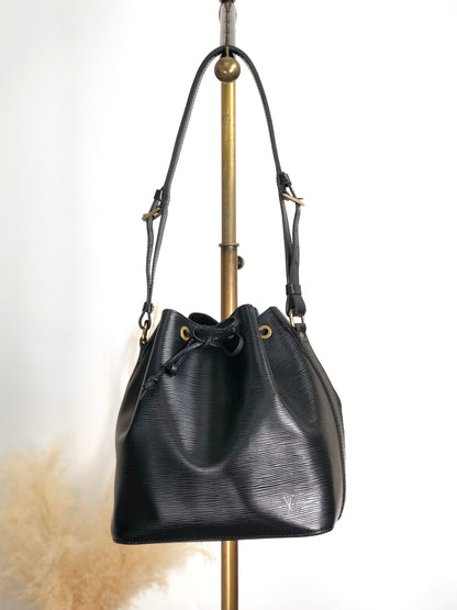 LOUIS VUITTON Epi Drawstring Shoulder bag Black Vintage gh8xjw