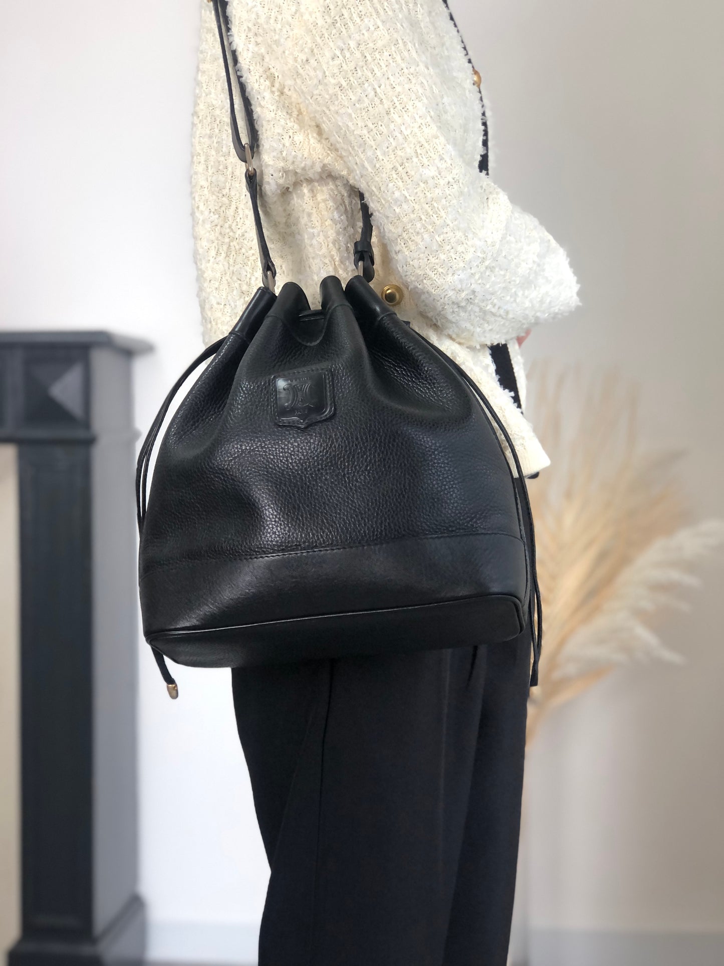 CELINE Blason Drawstring Shoulder bag Black Vintage rzrkng