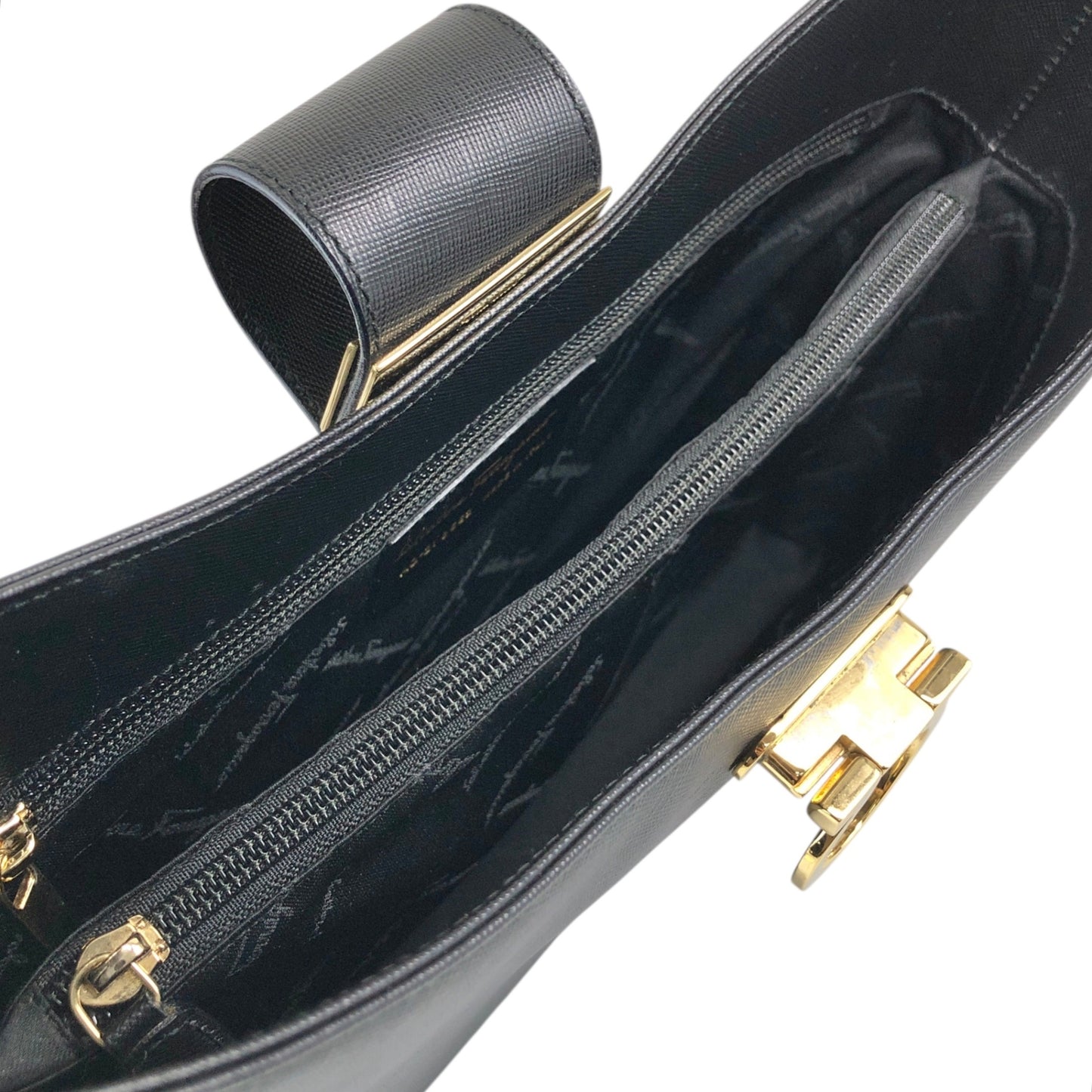 Salvatore Ferragamo Gancini Shoulder bag Black Vintage kz7n2r