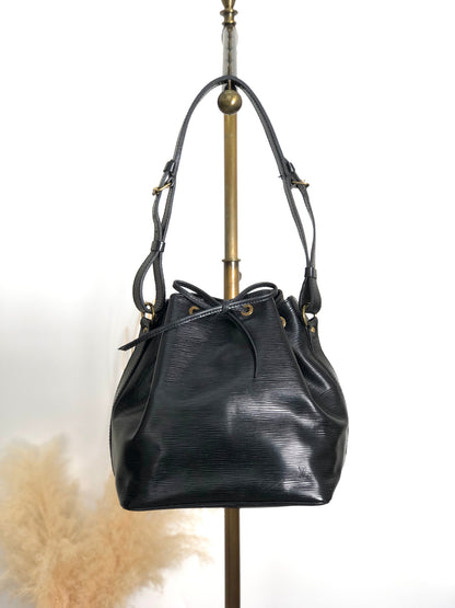 LOUIS VUITTON Epi Drawstring Shoulder bag Black Vintage jpzhvn