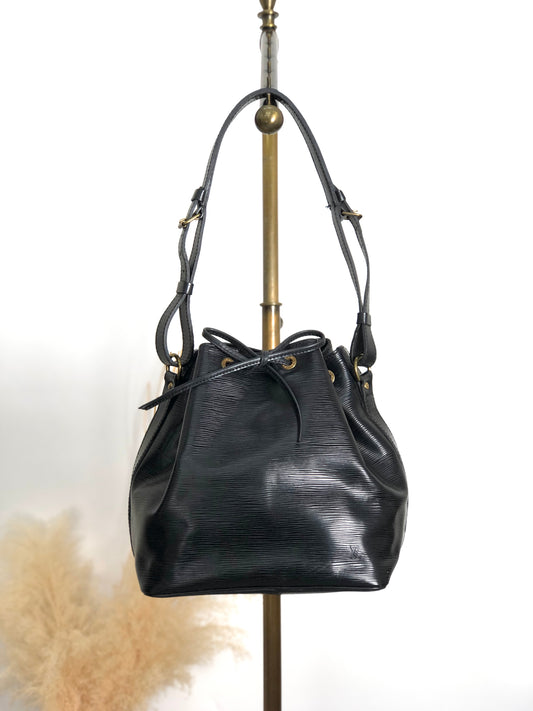 LOUIS VUITTON Epi Drawstring Shoulder bag Black Vintage jpzhvn