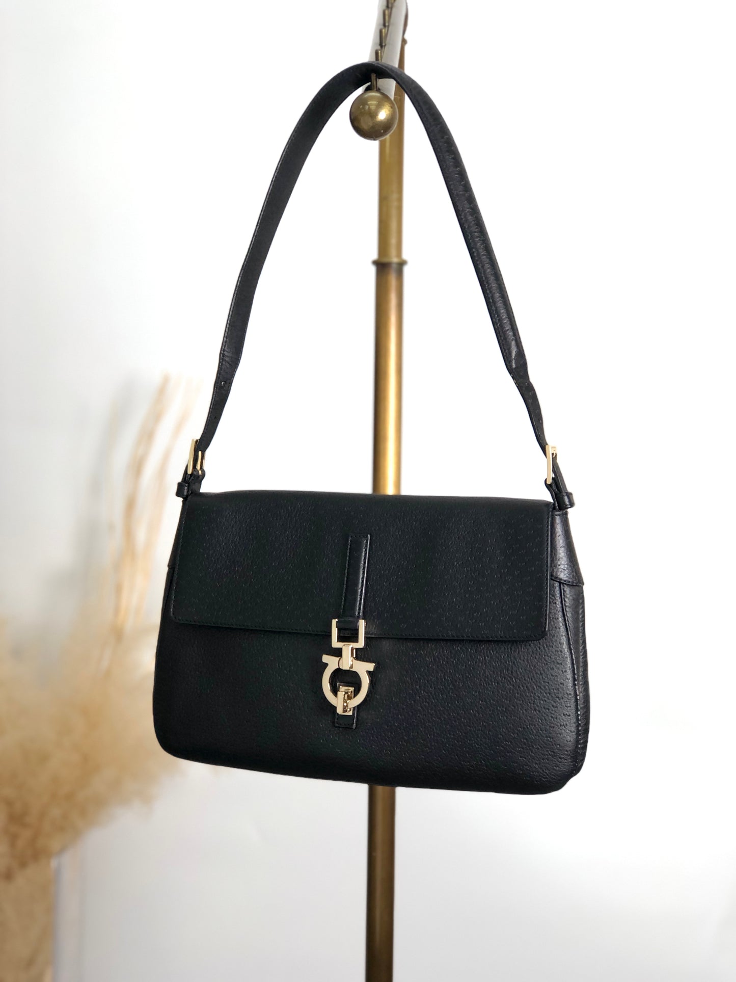 Salvatore Ferragamo Gancini Shoulder bag Black Vintage hrpw36
