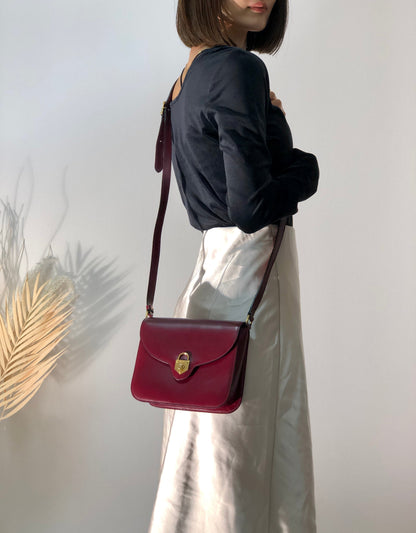 CELINE 掛鎖皮革斜背包 波爾多紅 復古 28epaz 