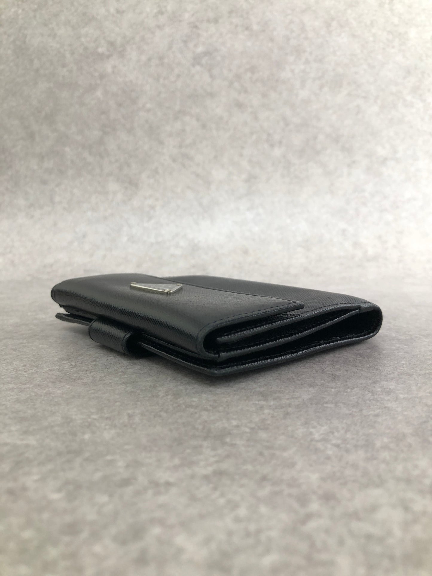 PRADA 三角形標誌折疊皮夾 黑色復古 agipjp