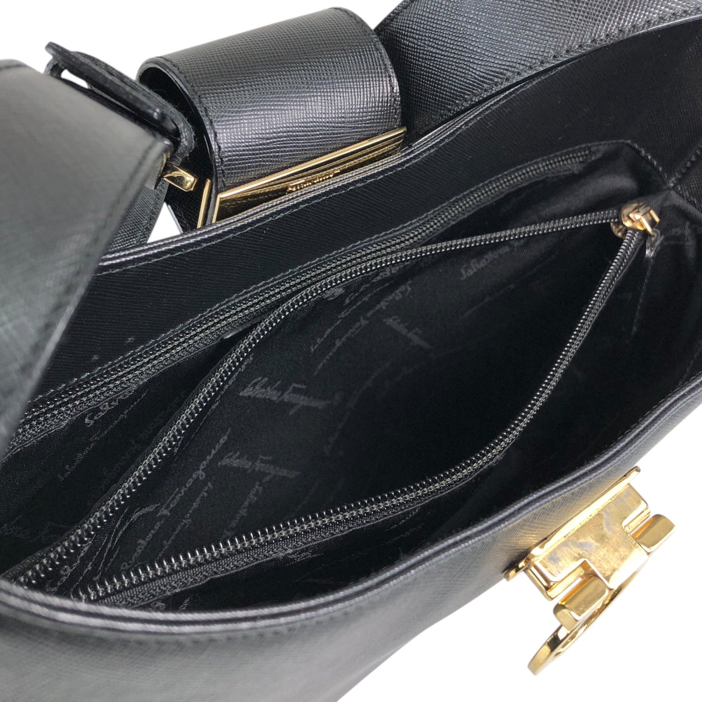 Salvatore Ferragamo Gancini Shoulder bag Black Vintage kz7n2r
