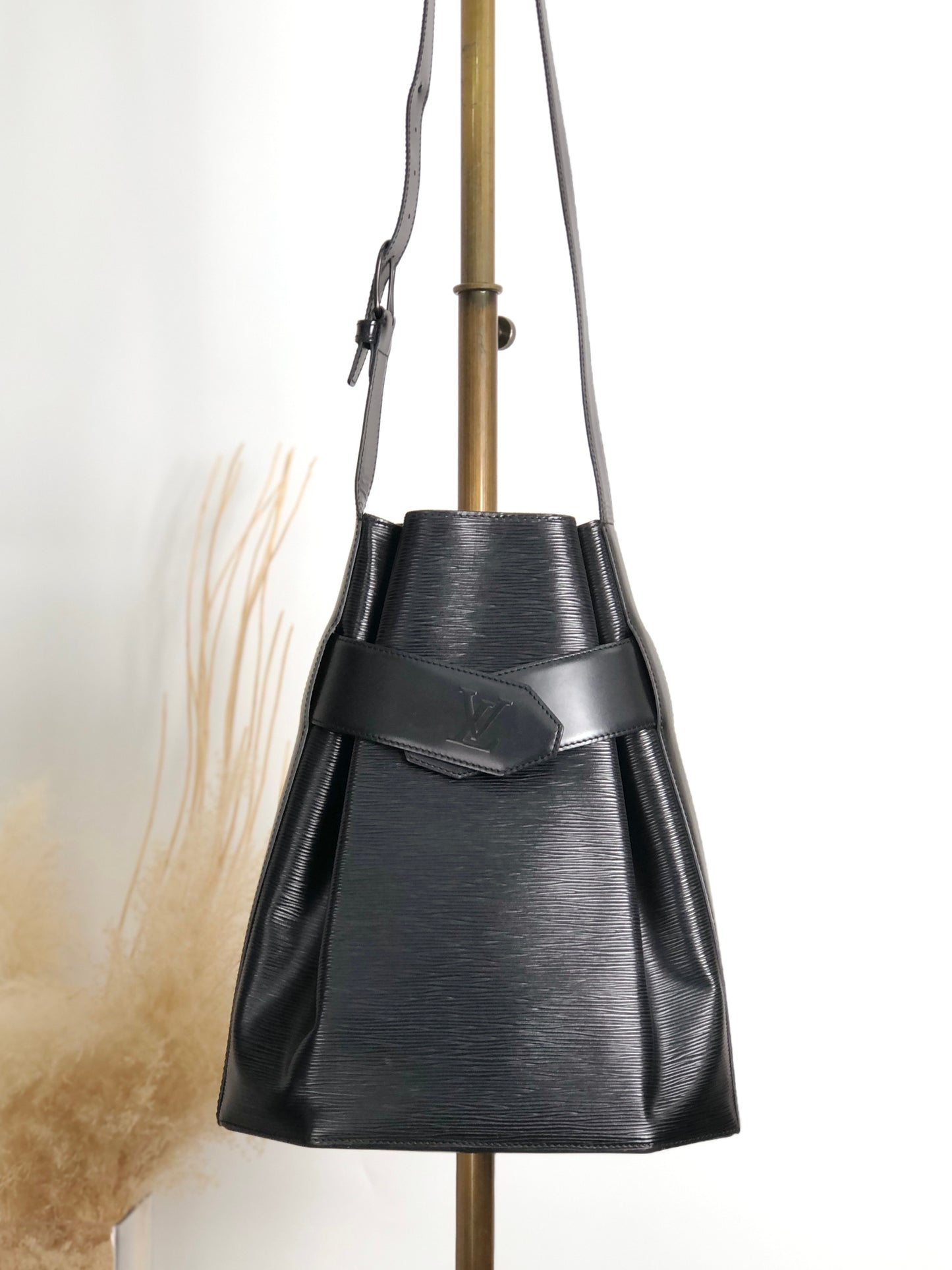 LOUIS VUITTON Epi Drawstring Shoulder bag Black Vintage b75b8t