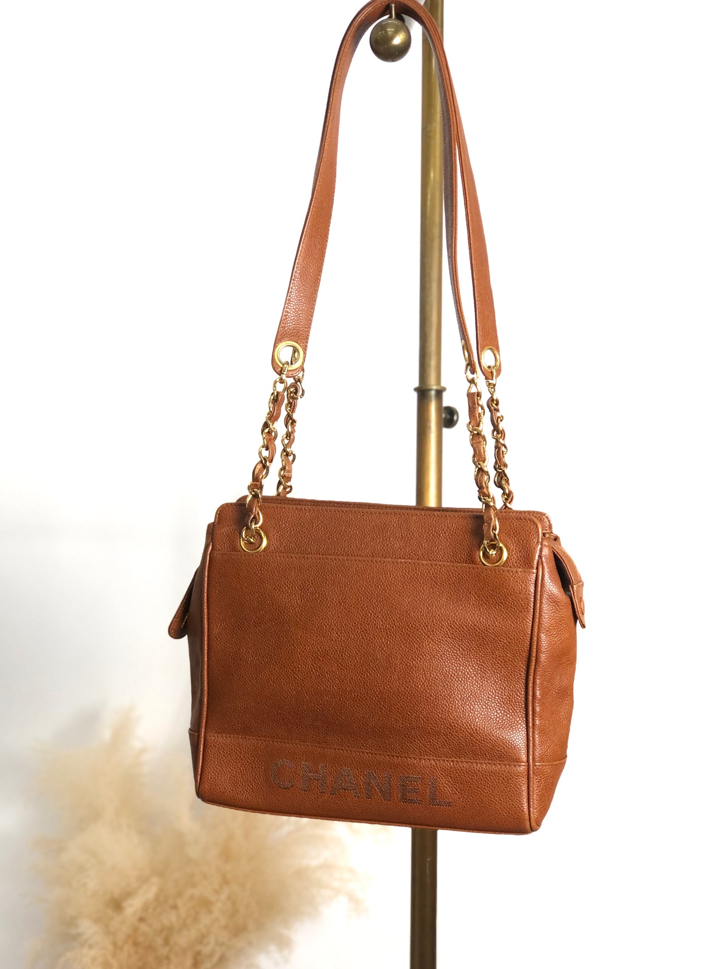 CHANEL Logo Shoulder bag Brown Vintage xufczz
