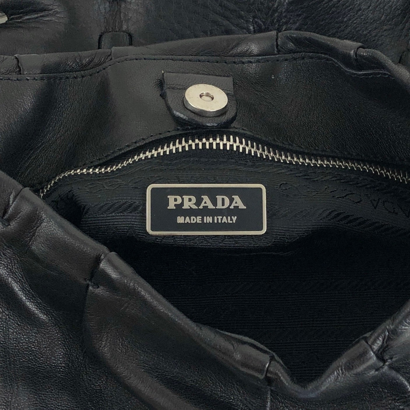 PRADA 三角形標誌單肩包 Hobobag 黑色復古 bs6gm7