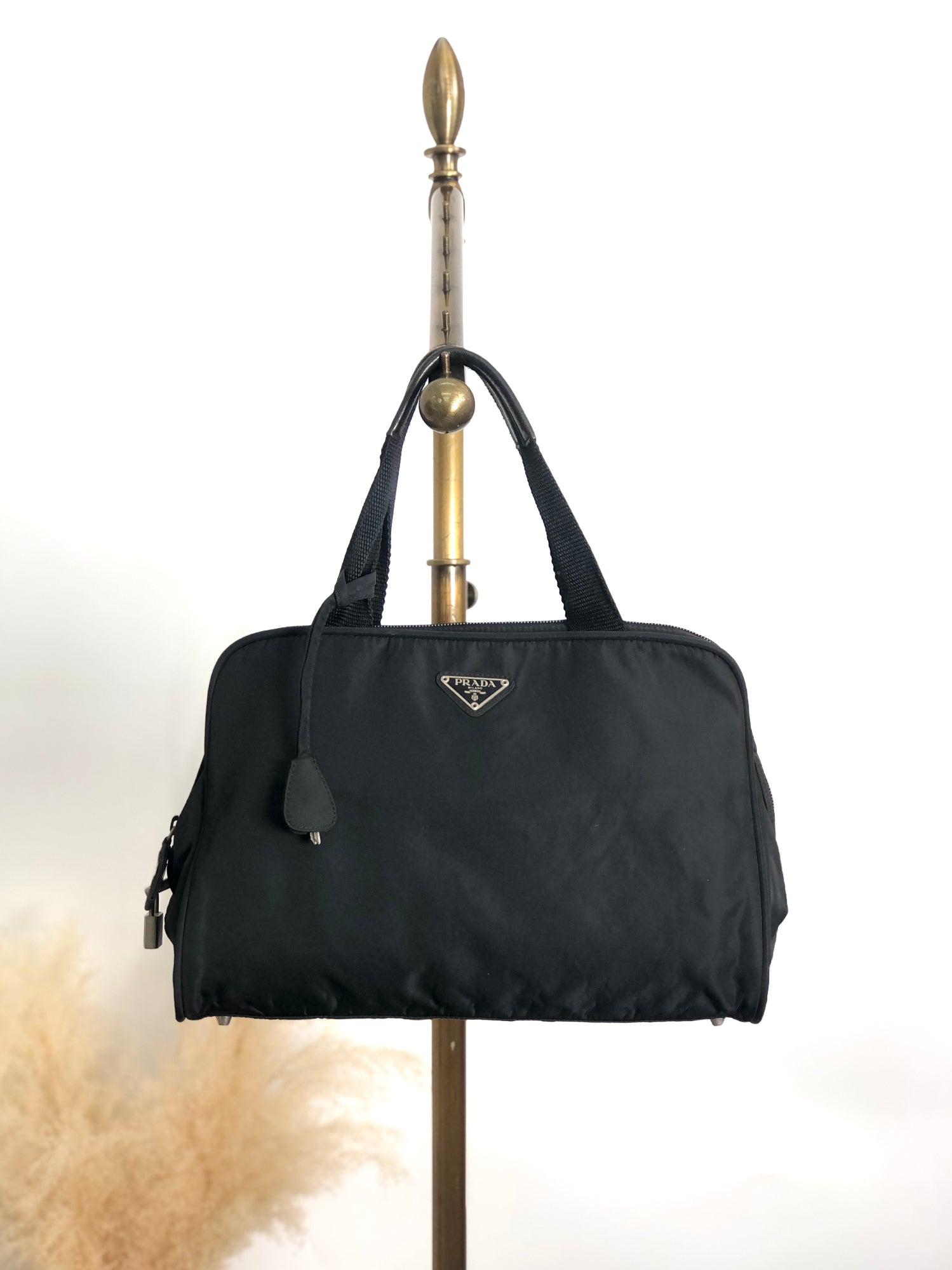 PRADA ナイロン ビンテージ PRADA ナイロンロゴプレートハンドバッグ ブラック｜VINTAGE QOO