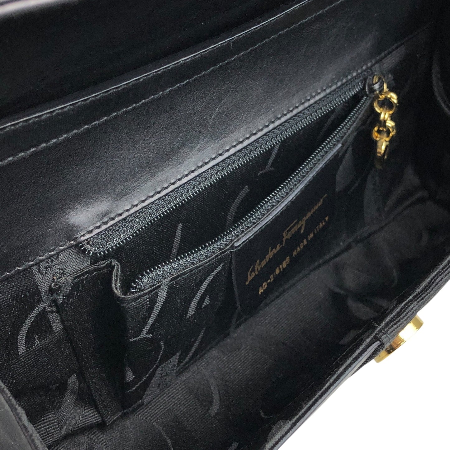 Salvatore Ferragamo Gancini Ribbon Shoulder bag Black Vintage 3wugs6