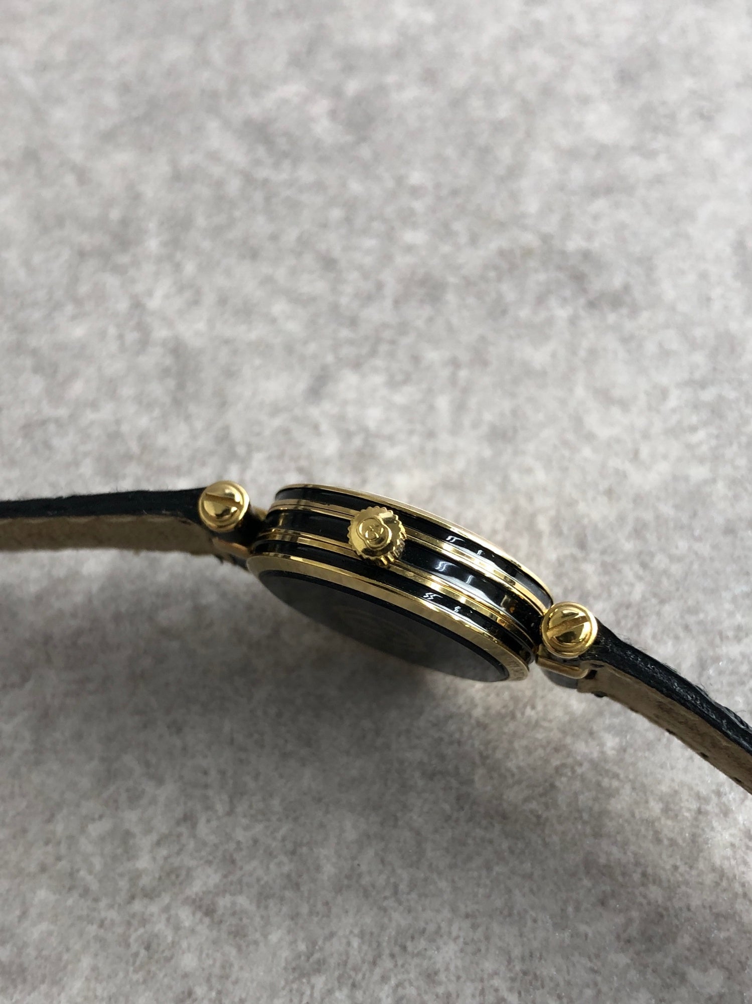 GUCCI ゴールド 時計 ヴィンテージ GUCCI Logo Quartz Watch Gold×Black 2040L Vintage 4eerzi
