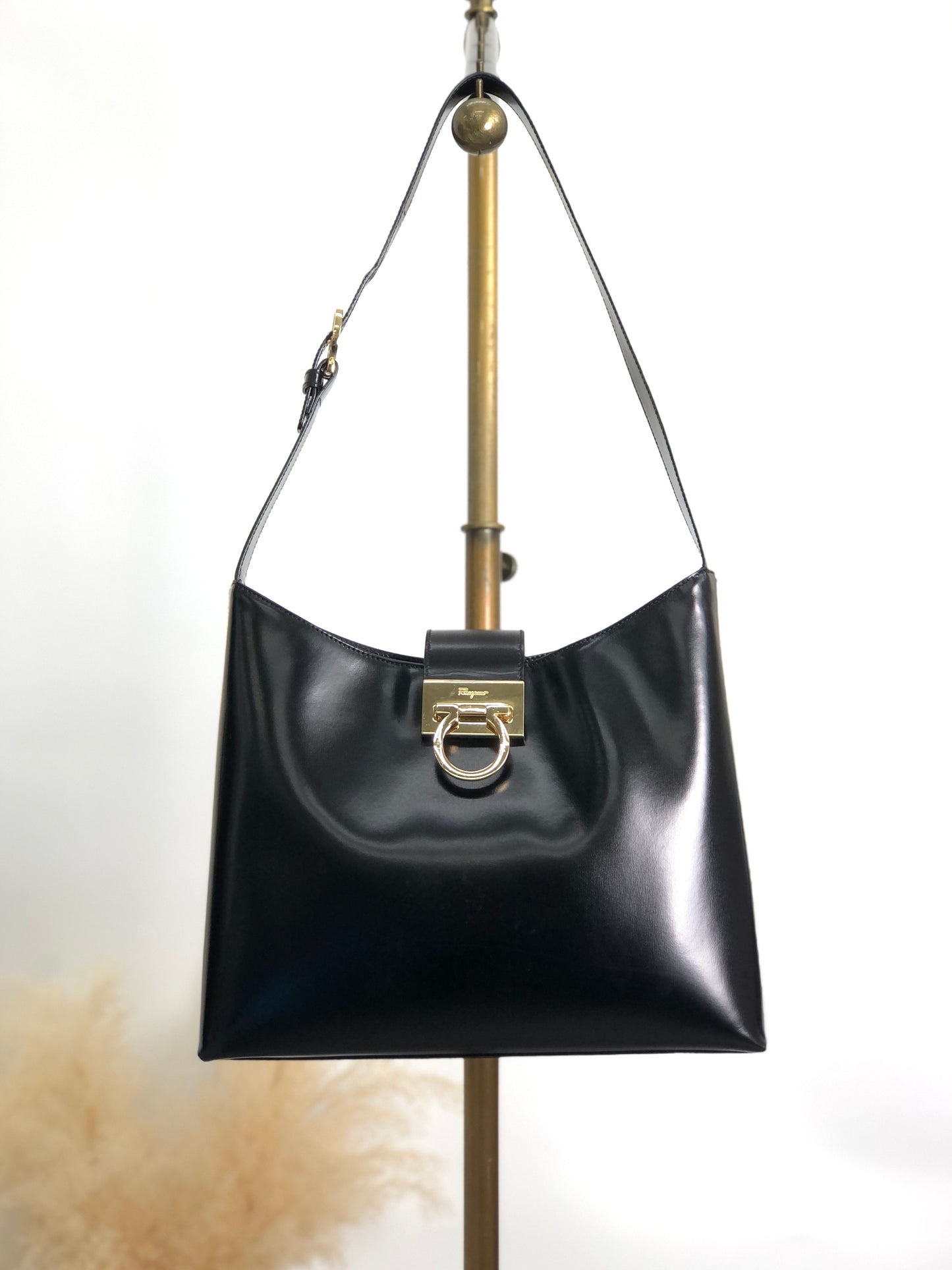 Salvatore Ferragamo Gancini Shoulder bag Black Vintage j6g6xf