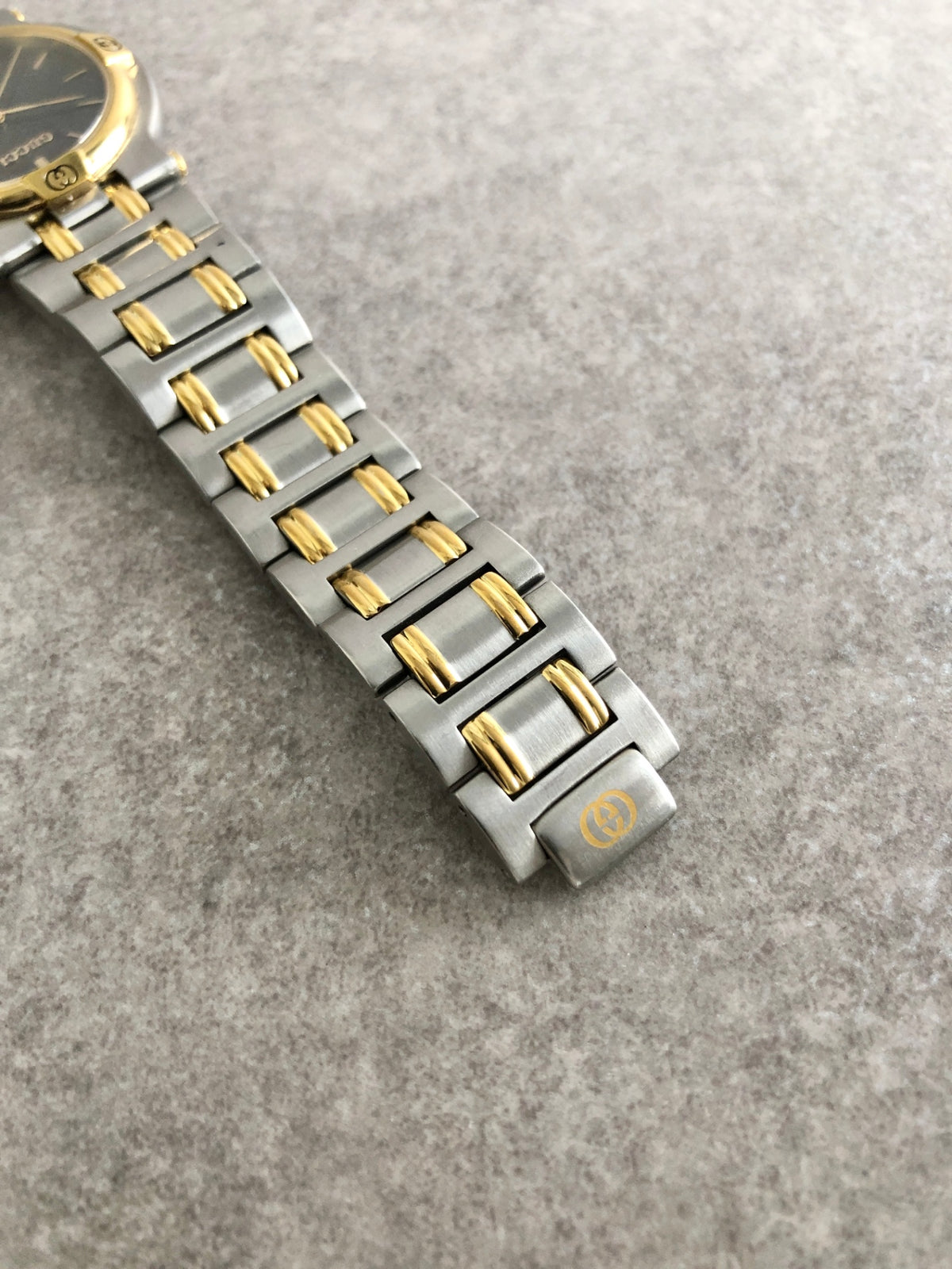 GUCCI Logo Quartz Watch Silver×Gold 9000Ｍ Vintage sfxwi2