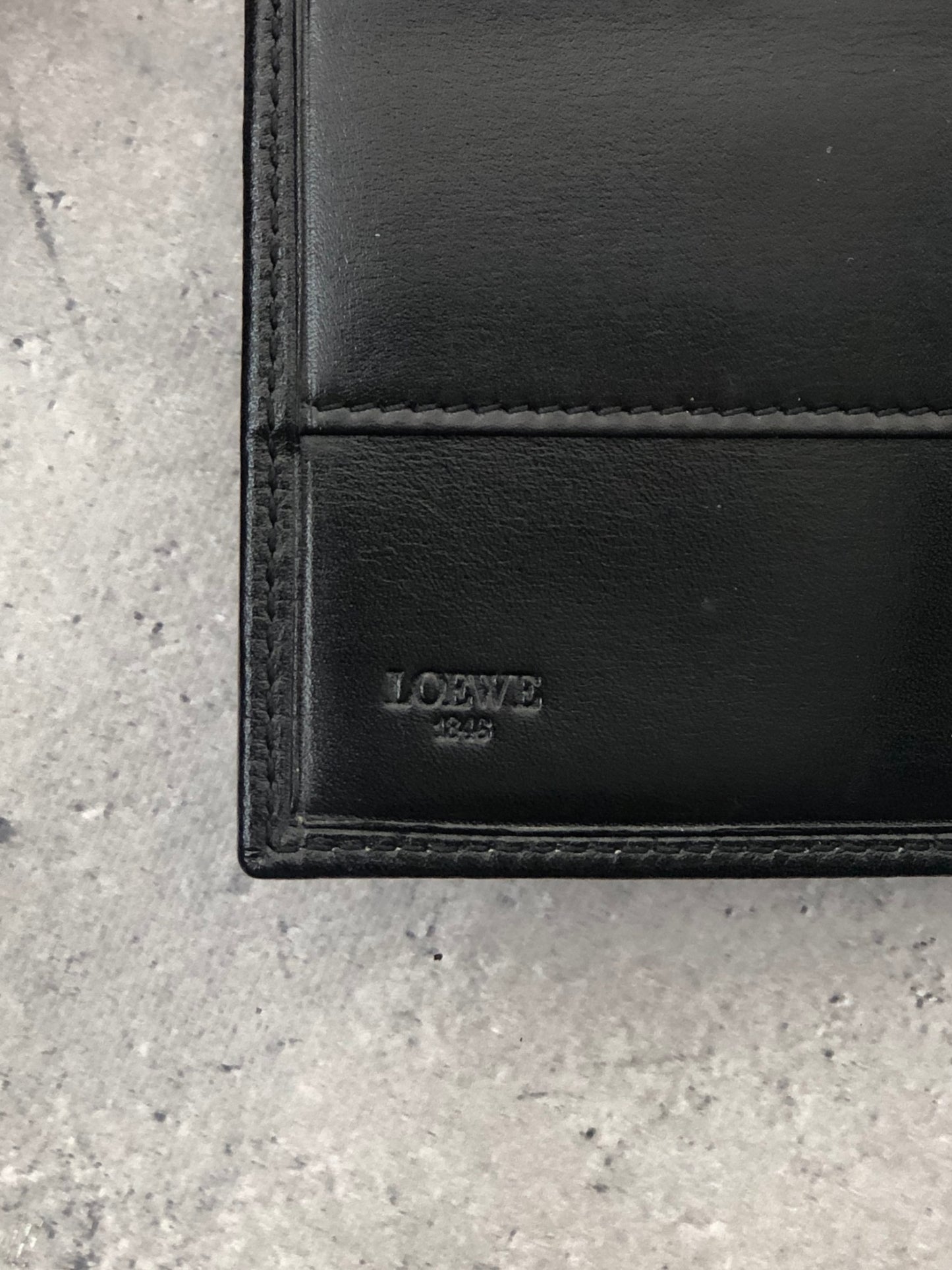 LOEWE Anagram Logo Leather Trifold Wallet Black Vintage i27f3r