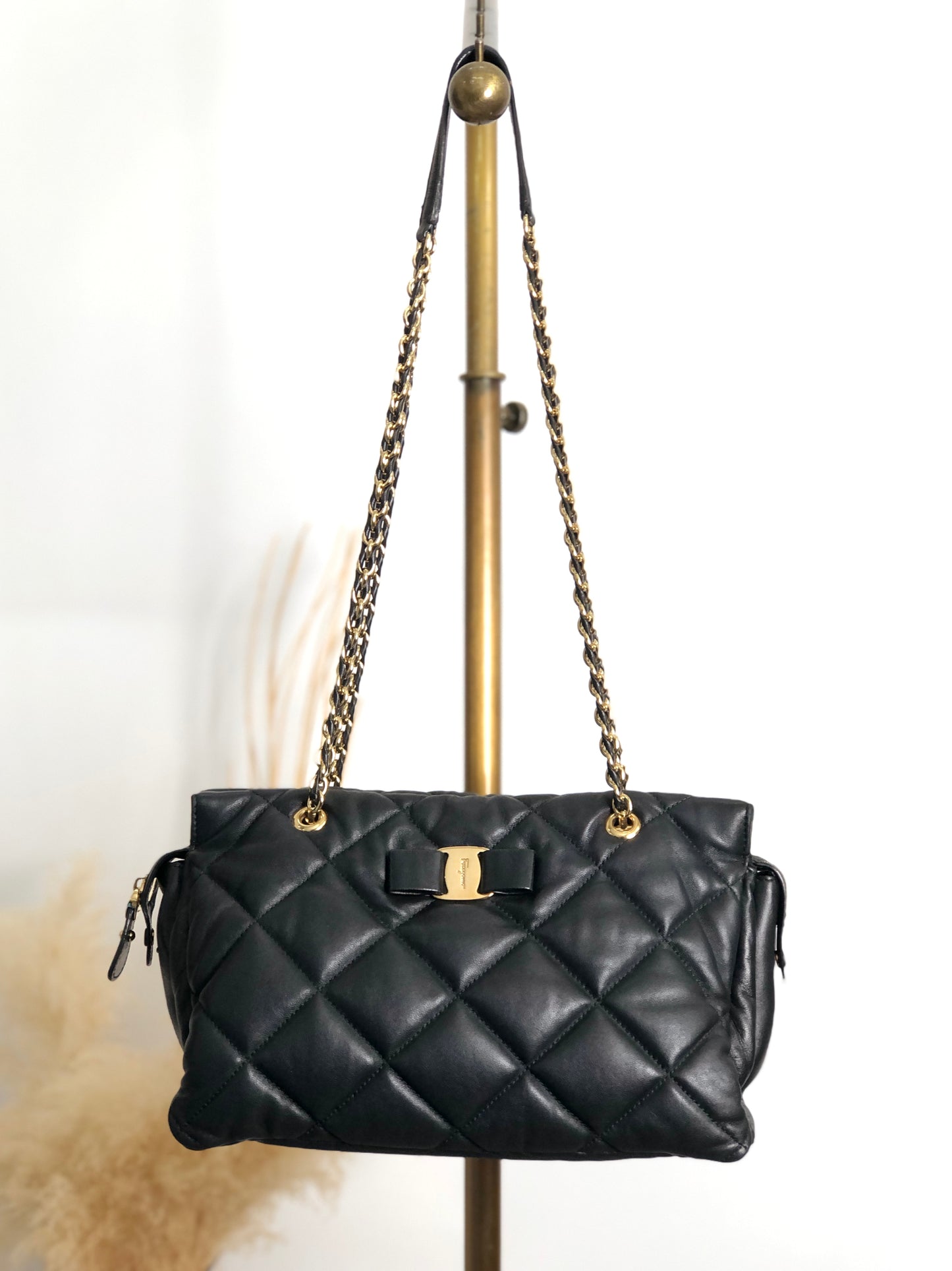 Salvatore Ferragamo Vala Ribbon Chain Shoulder bag Black Vintage ujjjt4