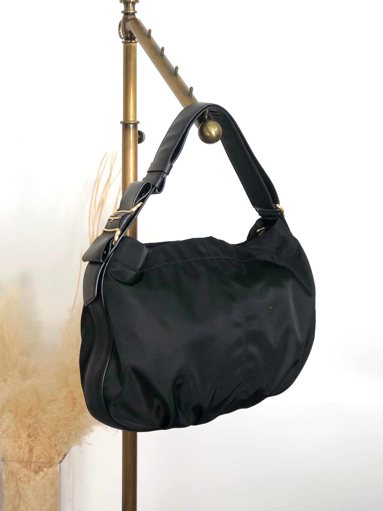 バッグ feragamo vintage shoulder bag Salvatore Ferragamo Saffiano Black Leather Shoulder Bag