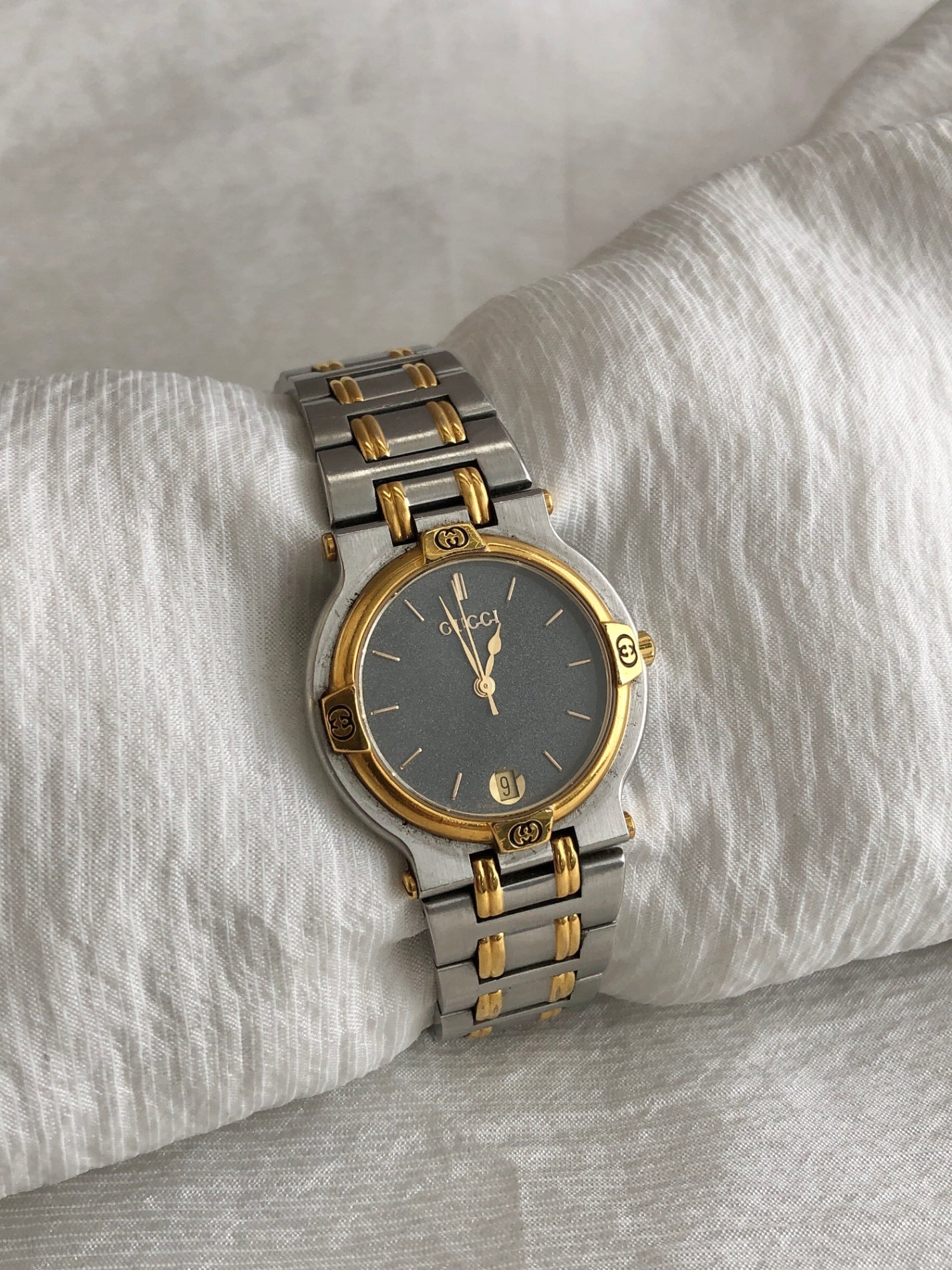 GUCCI Logo Watch Silver×Gold 9000M Vintage wa3rva