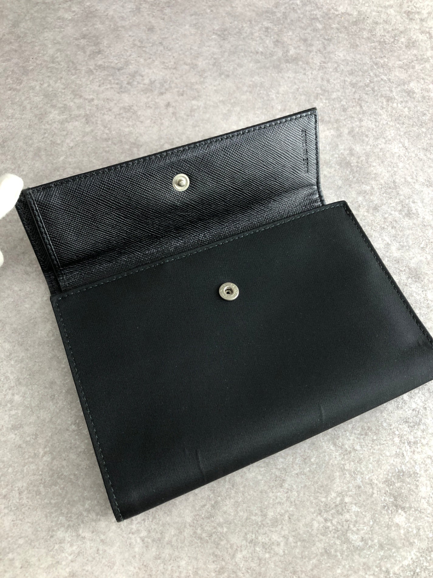 PRADA Triangle Logo Trifold Wallet Black Vintage vyy3iv